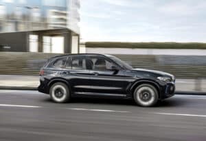 Elétricos BMW iX xDrive40, iX3 e i4 contam com taxa zero para planos com 60% de entrada e saldo em 24 meses e vêm acompanhados do Wallbox