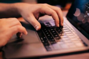 Proteção de Dados na Inteligência Artificial e a busca por soluções que resguardem informações e fortaleçam a confiança dos usuários e das empresas Proteção de Dados na Inteligência Artificial e a busca por soluções que resguardem informações e fortaleçam a confiança dos usuários e das empresas