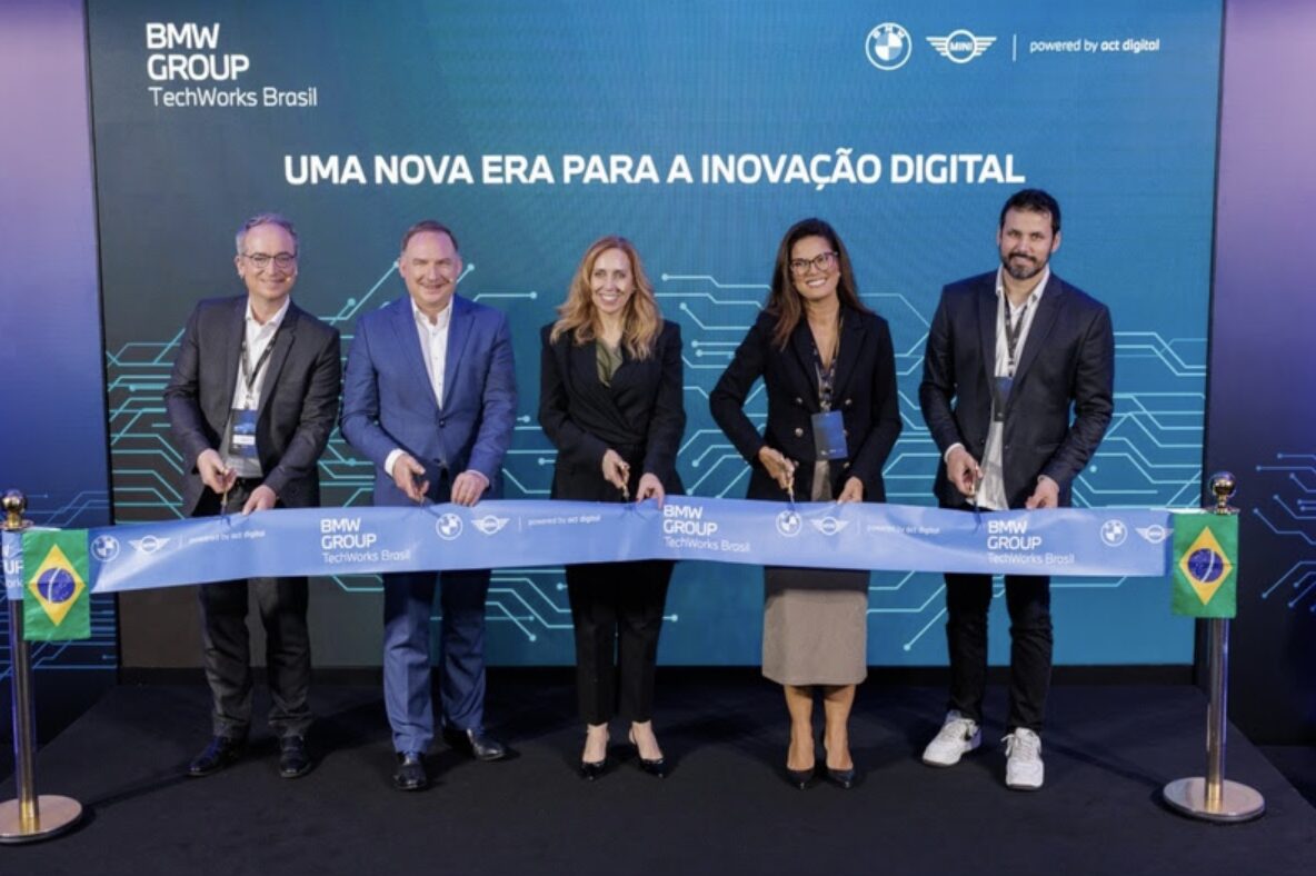 Celebrando um marco significativo para sua estratégia global de inovação, o BMW Group inaugurou hoje oficialmente o BMW Group TechWorks Brasil em São Paulo, um novo Hub de TI totalmente operado pela Act Digital. O novo centro de tecnologia representa um grande passo na transformação digital da empresa na região Américas. A celebração reuniu colaboradores, executivos e autoridades em um programa abrangente que destacou o papel vital do talento local e da tecnologia para o futuro da mobilidade premium. O BMW Group TechWorks Brasil se une a uma rede global de hubs de TI DevOps, aprimorando a capacidade do BMW Group de fornecer soluções de software personalizadas. O hub se concentrará principalmente no desenvolvimento de software customizado para as National Sales Companies (NSCs) na região das Américas e para o BMW Group Serviços Financeiros, além de fornecer serviços de TI para as plantas de produção da região. Esta expansão representa um investimento projetado de mais de R$ 600 milhões (mais de US$ 100 milhões) ao longo de cinco anos. O projeto é lançado com aproximadamente 200 colaboradores da Act Digital e a previsão é mais que dobrar sua força de trabalho para atender à crescente demanda por serviços de TI nas Américas. Para marcar a importância da iniciativa na região, Maru Escobedo, Presidente e CEO do BMW Group América Latina, afirma: "O BMW Group está presente no Brasil há 30 anos, liderando o segmento premium nos últimos sete anos. Hoje, operamos duas plantas de produção, um escritório de vendas e um escritório de engenharia. Agora, com a inauguração oficial do BMW Group TechWorks Brasil, iniciamos uma nova era de inovação digital, fortalecendo ainda mais nossa presença na região Américas." "O BMW Group TechWorks Brasil será essencial no desenvolvimento de soluções de software personalizadas que atendam às necessidades exclusivas de nossas National Sales Companies (NSCs), Serviços Financeiros e nossas plantas nas Américas, aprimorando a experiência do cliente e impulsionando nossos objetivos estratégicos na região", afirma Carsten Sapia, Vice-Presidente de TI do BMW Group para a Região Américas, destacando a relevância operacional do hub. A parceria com a Act Digital reforça a confiança do BMW Group no robusto ecossistema de tecnologia do Brasil e em seu talento de TI altamente qualificado. "Para a Act Digital, a colaboração com o BMW Group reforça nosso papel como parceiro global de tecnologia que entrega soluções digitais baseadas em IA em escala. Também destaca a força do talento de TI brasileiro no desenvolvimento de soluções de alto valor em todo o mundo", enfatizou Thibaut Charmeil, Fundador e CEO da Act Digital. O Brasil desempenha um papel fundamental na estratégia global do BMW Group, sendo sede de duas plantas de produção, um escritório de engenharia e uma National Sales Company de sucesso há 30 anos. Em 2025, o BMW Group liderou o segmento premium no Brasil pelo sétimo ano consecutivo. A inauguração do TechWorks Brasil solidifica ainda mais os planos de investimento e crescimento de longo prazo do Grupo no país. Com o lançamento do BMW Group TechWorks Brasil powered by Act Digital, o BMW Group não está apenas expandindo suas capacidades tecnológicas, mas também reafirmando seu compromisso em fomentar o talento local e impulsionar o futuro da mobilidade individual premium por meio de soluções digitais.